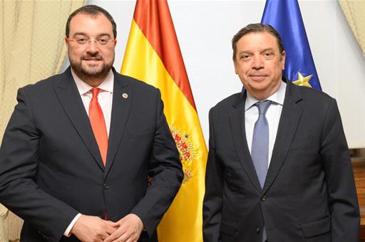  El ministro de Agricultura, Pesca y Alimentación, Luis Planas, y el presidente de Asturias, Adrián Barbón