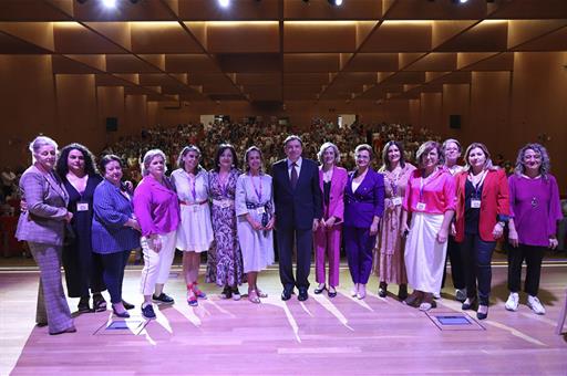 Foto de familia en el acto conmemorativo del Día Internacional de las Mujeres Rurales organizado por FADEMUR