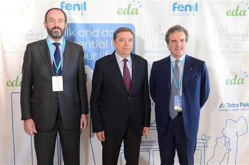 El ministro Luis Planas con los organizadores del Congreso Europeo de Industrias Lácteas (EDA 2022)