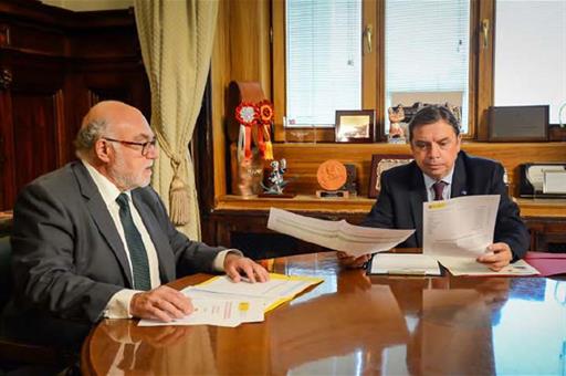 El ministro de Agricultura, Pesca y Alimentación en funciones, Luis Planas, durante su reunión con el presidente de SEIASA