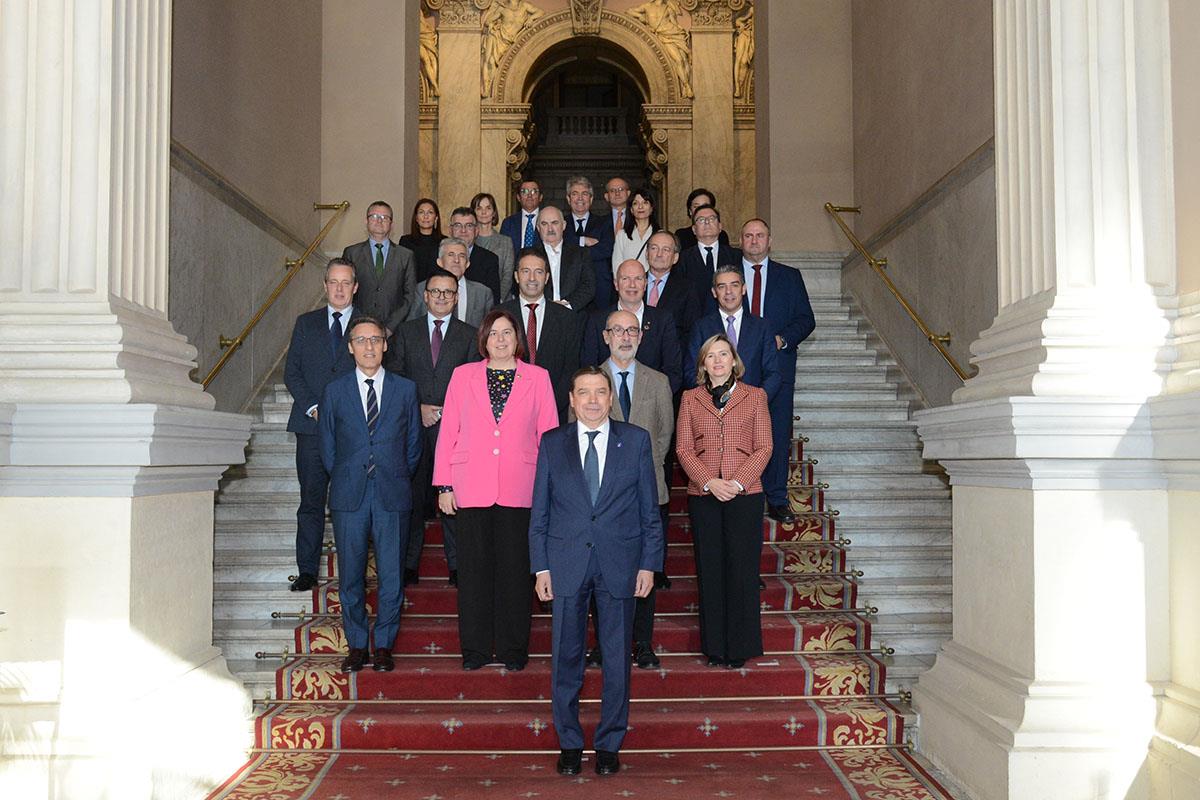 El ministro de Agricultura, Pesca y Alimentación, Luis Planas, junto a los consejeros de Agricultura y Pesca de las comunidades 