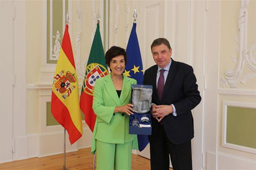 El ministro de Agricultura, Pesca y Alimentación, Luis Planas, y su homóloga portuguesa, Marria do Céu Antunes