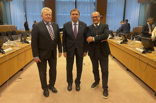 El ministro Luis Planas preside el trílogo entre el Consejo, la Comisión y el Parlamento Europeo, en Bruselas.