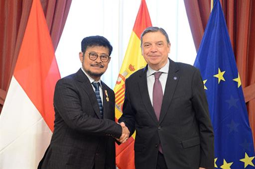 El ministro en funciones, Luis Planas, junto al ministro de Agricultura de la República de Indonesia, Syahrul Yasin Limpo