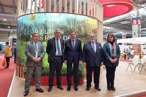 El ministro Luis Planas y otras autoridades durante su visita a la feria