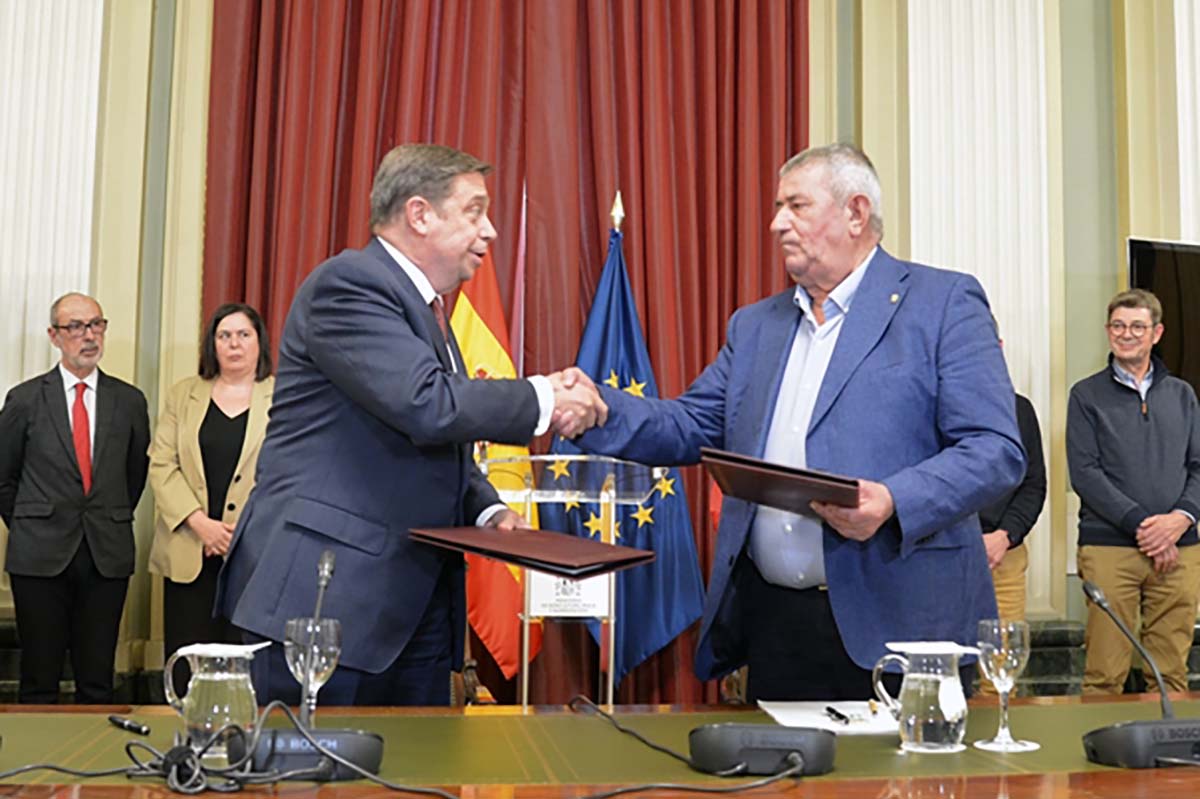 El ministro Luis Planas, y el secretario general de la UPA, Lorenzo Ramos, durante el acto del acuerdo