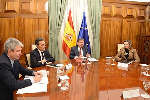 El ministro Luis Planas, durante su reunión con el presidente del Gobierno de Canarias, Fernando Clavijo