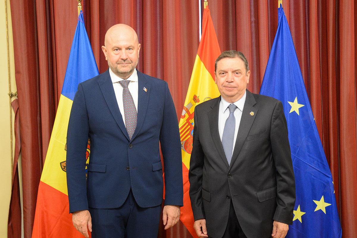 Vladimir Bolea  y Luis Planas en la sede del Ministerio de Agricultura, Pesca y Alimentación donde se han reunido.