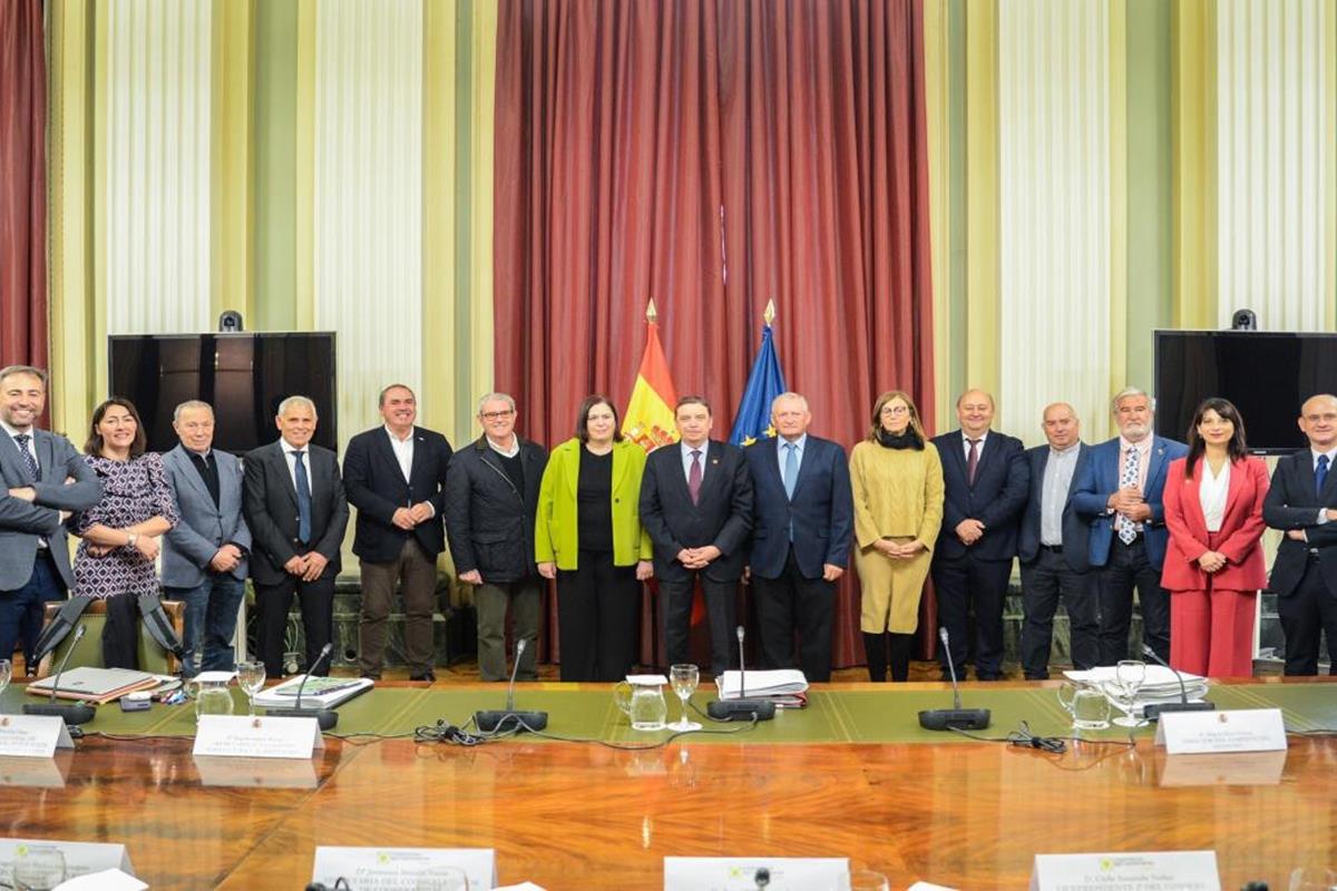 El ministro de Agricultura, Pesca y Alimentación, Luis Planas, con el Consejo Rector de Cooperativas Agroalimentarias de España.