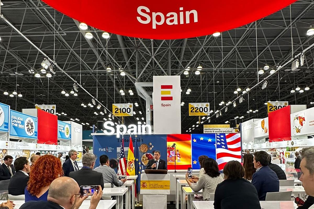 El ministro de Agricultura, Pesca y Alimentación, Luis Planas, en la feria Summer Fancy Food, en Nueva York (Estados Unidos).