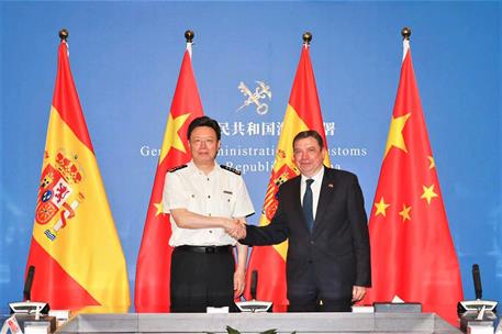 El ministro de la Administración General de Aduanas, Yu Jianhua, y el ministro de Agricultura, Pesca y Alimentación, Luis Planas