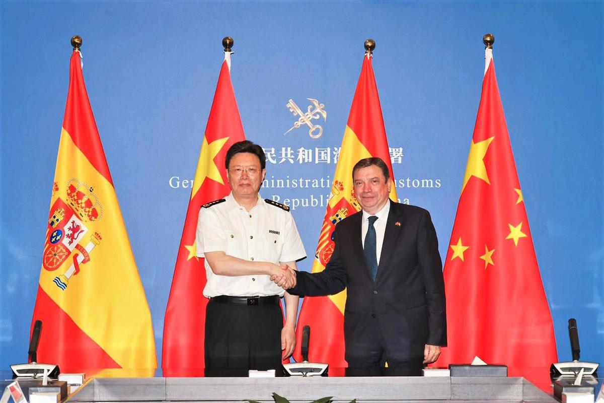 El ministro de la Administración General de Aduanas, Yu Jianhua, y el ministro de Agricultura, Pesca y Alimentación, Luis Planas