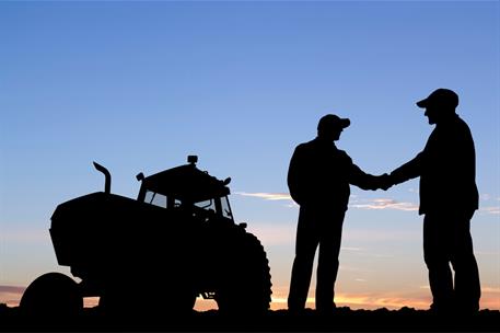 Dos agricultores en el campo