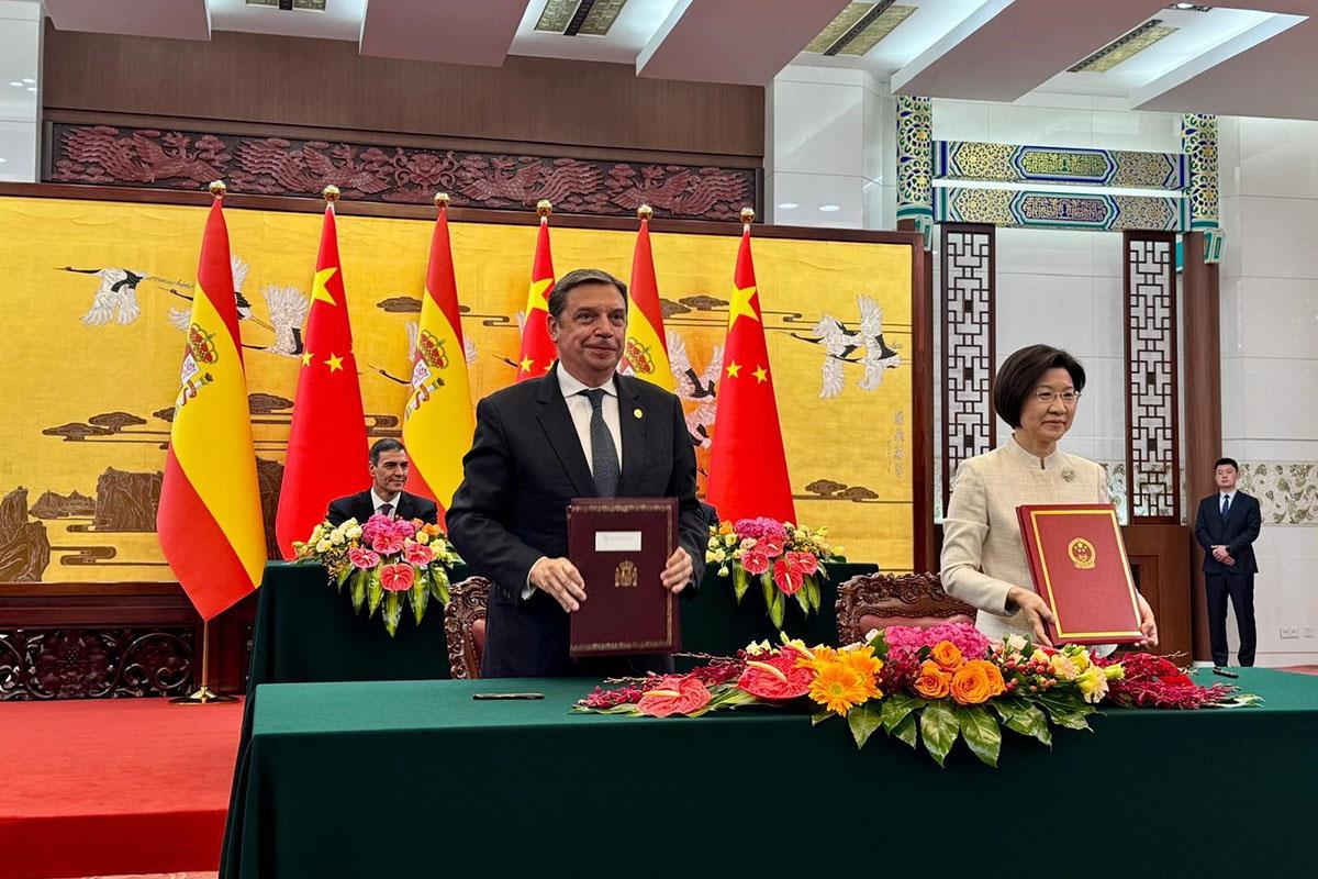 El ministro de Agricultura, Pesca y Alimentación y la ministra de la Administración General de Aduanas de China