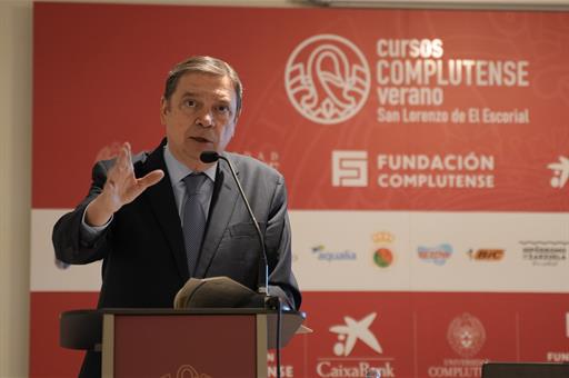 El ministro de Agricultura, Pesca y Alimentación, Luis Planas, interviene en un curso de verano de la Universidad Complutense