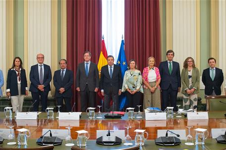 El ministro de Agricultura, Pesca y Alimentación, Luis Planas, junto a los asistentes a la reunión