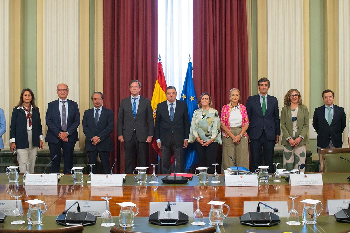 El ministro de Agricultura, Pesca y Alimentación, Luis Planas, junto a los asistentes a la reunión