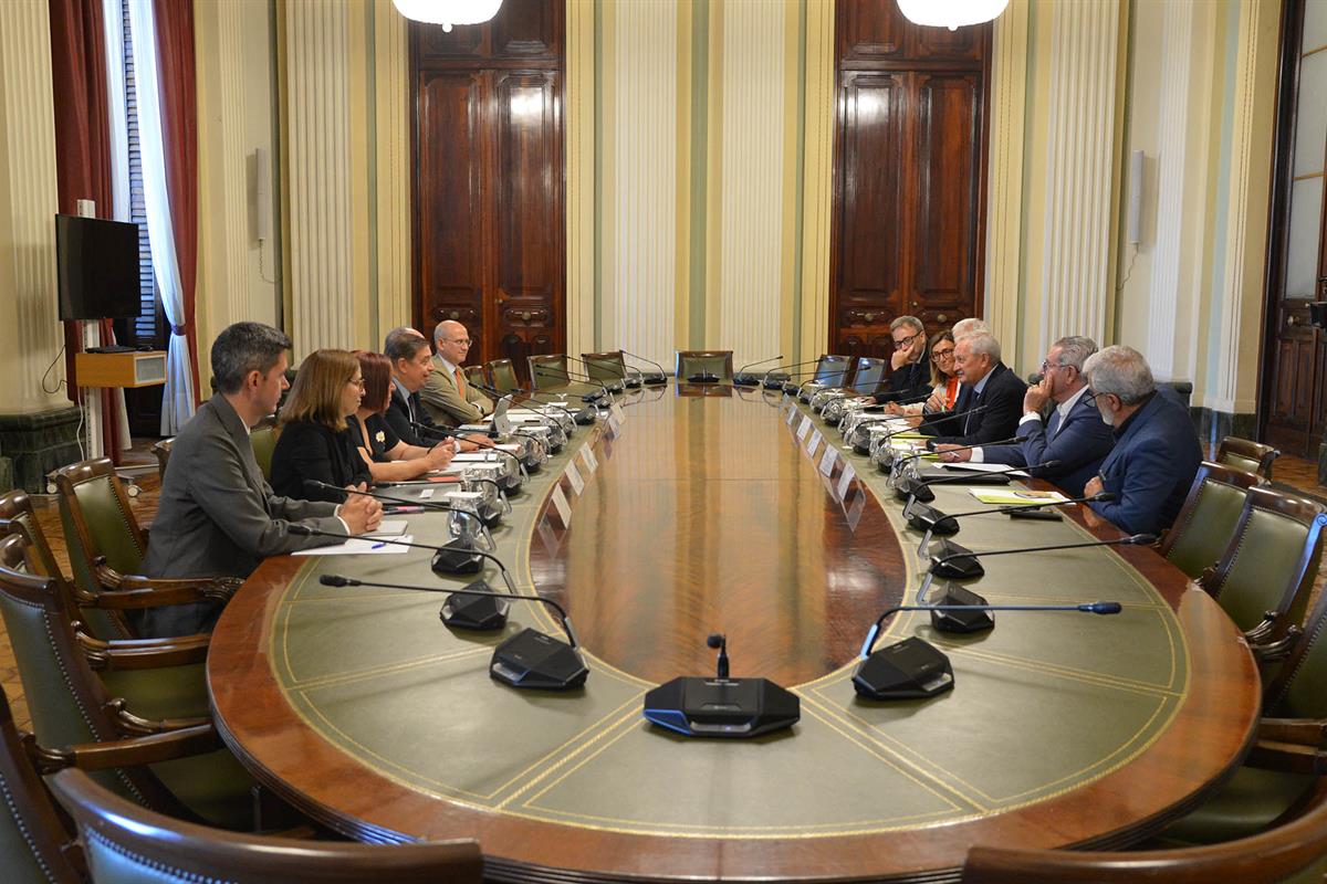 Reunión del ministro de Agricultura, Pesca y Alimentación, Luis Planas, y los representantes de Cooperativas Agro-alimentarias 