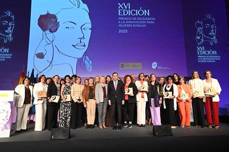 Foto de familia del acto de entrega de los Premios de Excelencia a la Innovación para Mujeres Rurales