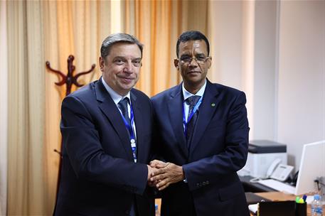 El ministro de Agricultura, Pesca y Alimentación, Luis Planas, y su homólogo mauritano, Fadhili Sidaty, se saludan.