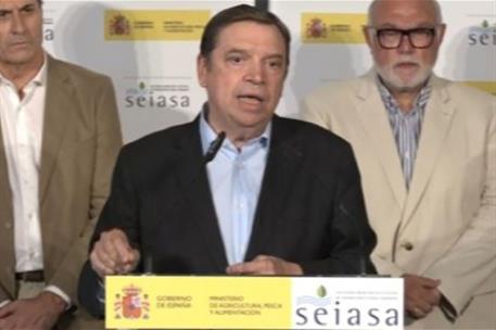 Luis Planas, ministro de Agricultura, Pesca y Alimentación, durante la rueda de prensa en Los Palacios y Villafranca (Sevilla)