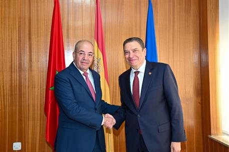 Los ministros saludandose