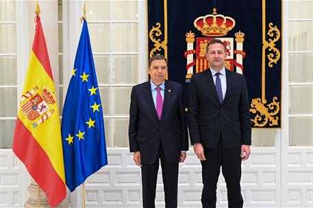 El ministro de Agricultura, Pesca y Alimentación, Luis Planas, y el comisario de Agricultura y Alimentación, Christopher Hansen