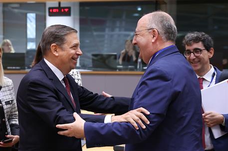 El ministro de Agricultura, Pesca y Alimentación, Luis Planas, saluda a uno de sus homólogos comunitarios