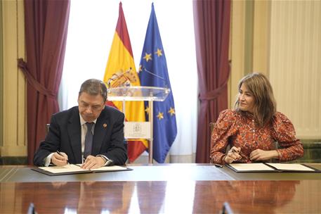 El ministro de Agricultura, Pesca y Alimentación, Luis Planas, y la presidenta de Paradores, Raquel Sánchez, durante la firma