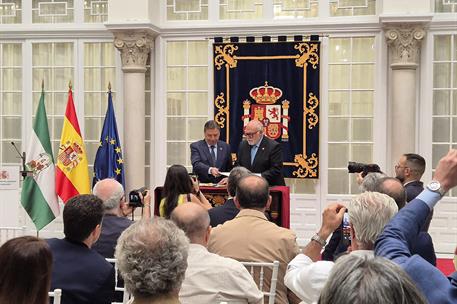 El ministro durante la firma del convenio
