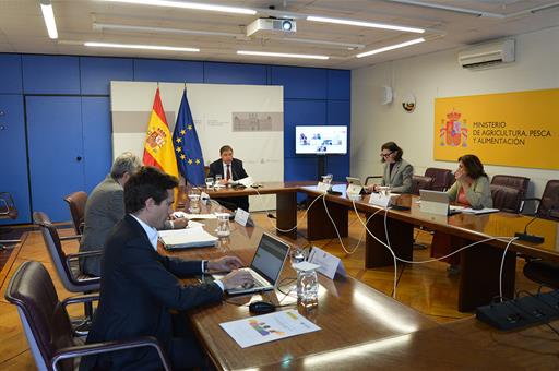 El ministro de Agricultura, Pesca y Alimentación, Luis Planas, junto a algunos de los participantes en la conferencia sectorial