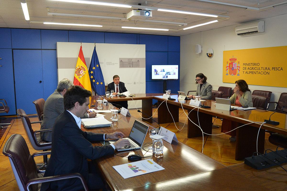 El ministro de Agricultura, Pesca y Alimentación, Luis Planas, junto a algunos de los participantes en la conferencia sectorial