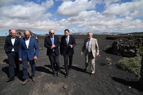 El ministro de Agricultura, Pesca y Alimentación, Luis Planas, durante la visita a las Bodegas El Grifo, en Lanzarote