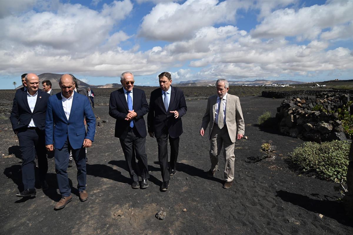 El ministro de Agricultura, Pesca y Alimentación, Luis Planas, durante la visita a las Bodegas El Grifo, en Lanzarote