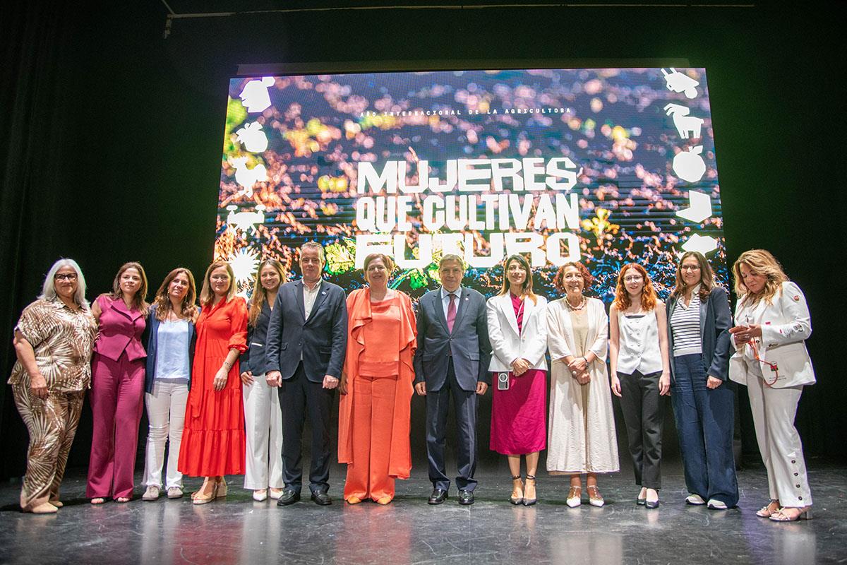​​​​​​​El ministro de Agricultura, Pesca y Alimentación, Luis Planas, junto a un grupo de agricultoras.
