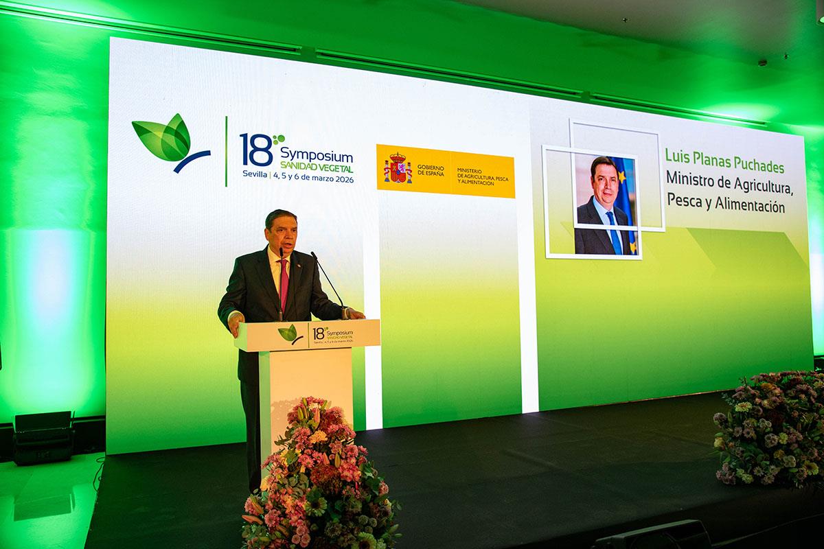 Luis Planas durante su intervención en el simposio sobre Sanidad Vegetal celebrado en Sevilla
