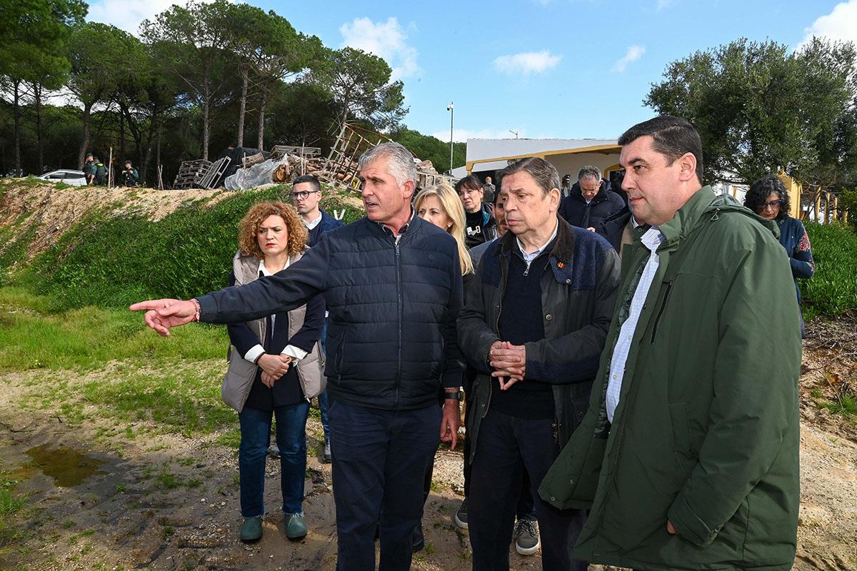 El ministro de Agricultura, Pesca y Alimentación, Luis Planas, en su visita a las áreas dañadas por el temporal en Huelva