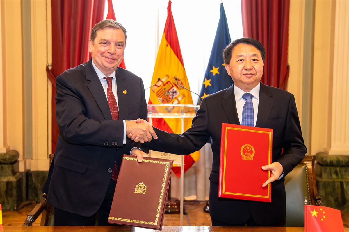 El ministro Luis Planas y el director general de la Administración Estatal de Regulación del Mercado de China, Lou Wen