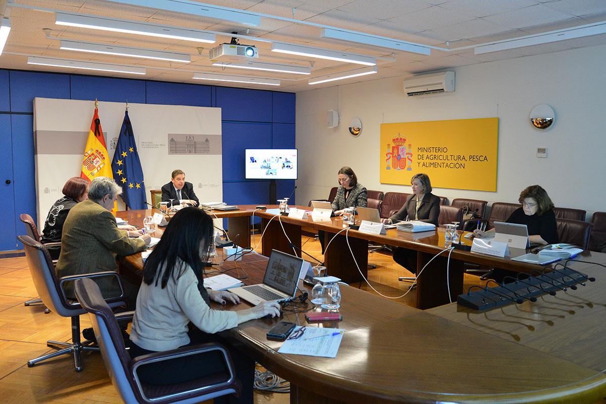 El ministro de Agricultura, Pesca y Alimentación, Luis Planas, durante las reuniones