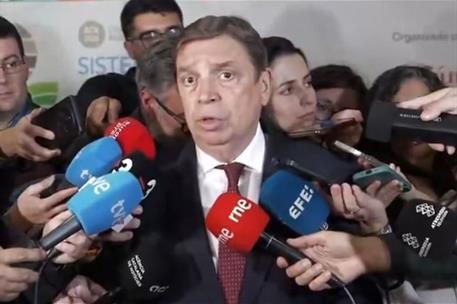 El ministro de Agricultura, Pesca y Alimentación, Luis Planas, atiende a los medios de comunicación.
