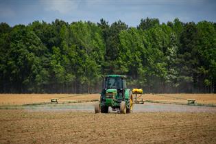 Tractor abonando