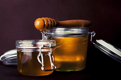 Dos tarros de cristal con miel