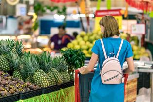 Cliente en una fruterái