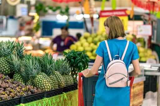 Mujer comprando en una frutería