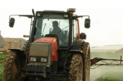Agricultor en un tractor durane su jornada laboral