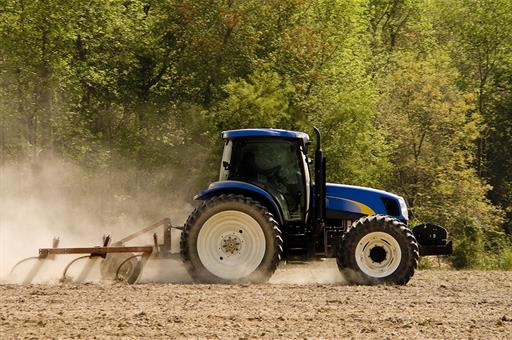 Tractor trabajando en explotación agrícola