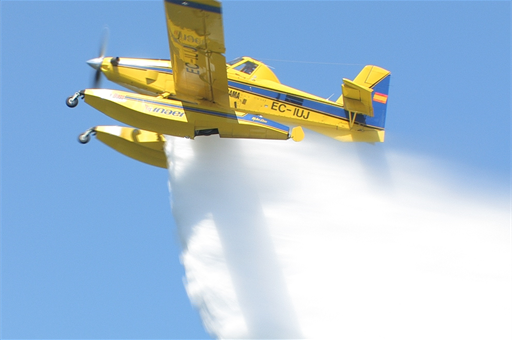 Avioneta sofocando el fuego 