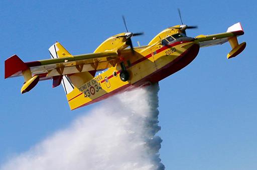 Un avión Canadian Air descarga agua sobre el incendio