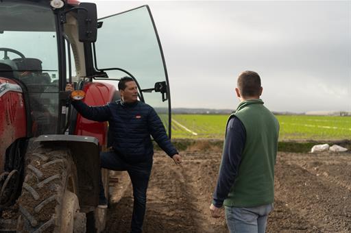 Agricultor con un joven