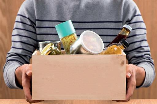 Una persona distribuyendo alimentos